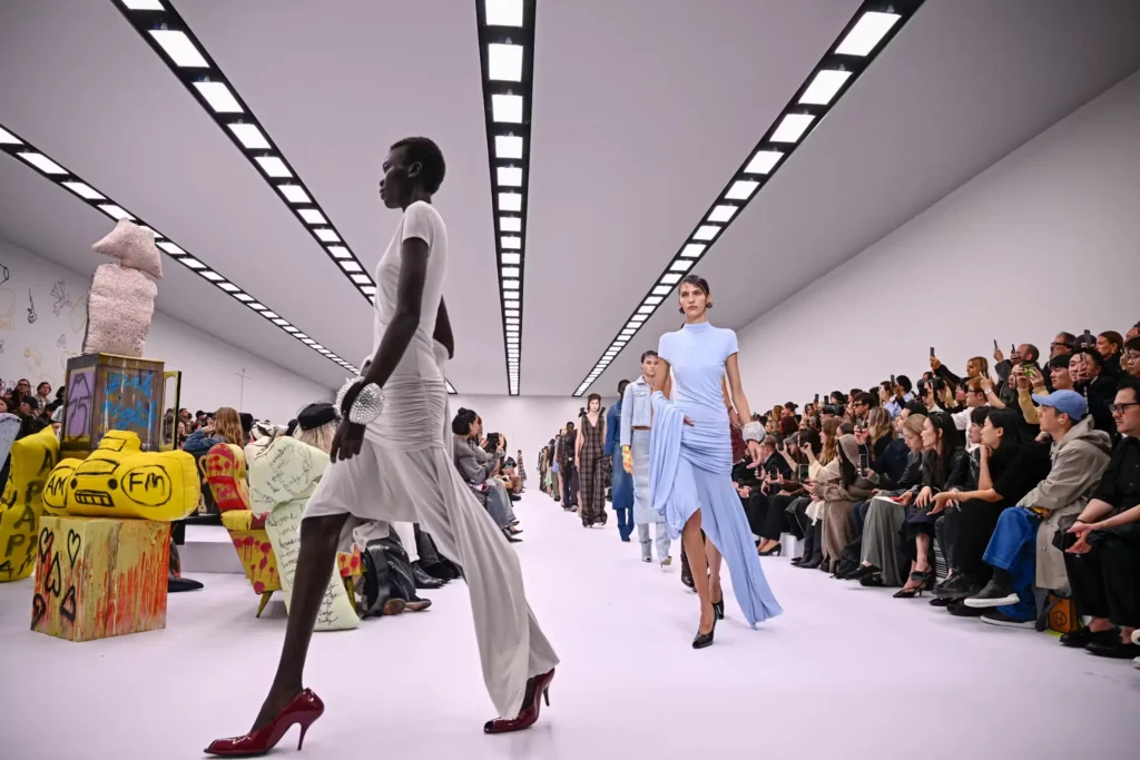 Runway Highlights: Contemporary Looks from the Julien de Rosa Fashion Show
